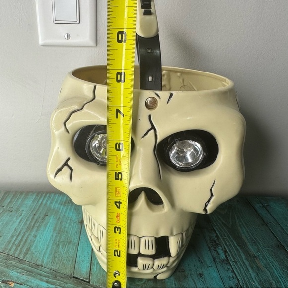 Vintage 1998 Skeleton Skull Halloween Bucket Décor Flashlight Eyes - Picture 12 of 14